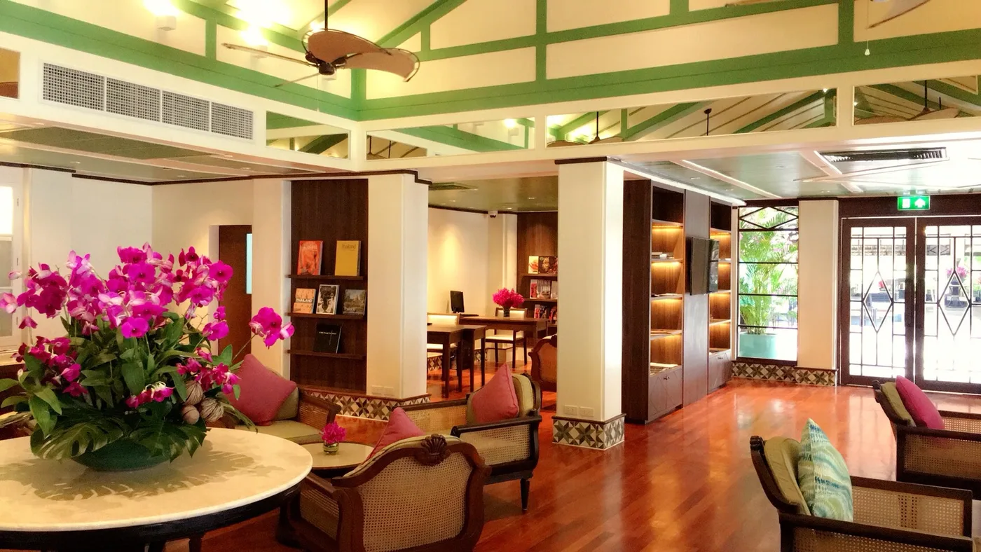 เลานจ์สไตล์โคโลเนียลพร้อมไฟอุ่น / Colonial-style lounge with warm lighting