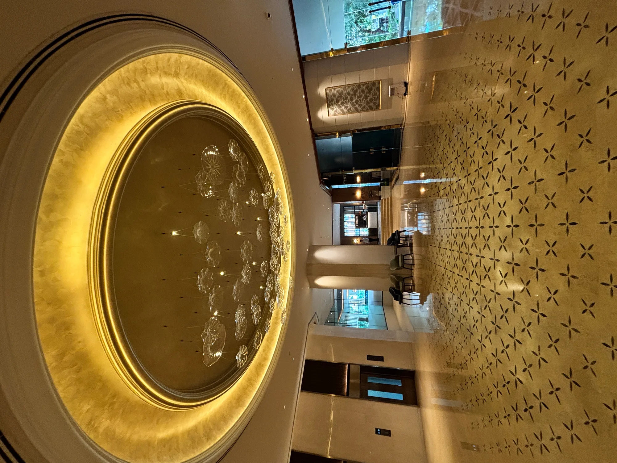 งานไฟตกแต่งผนังทองในโถงต้อนรับ / Feature lighting on a gold wall in a reception hall