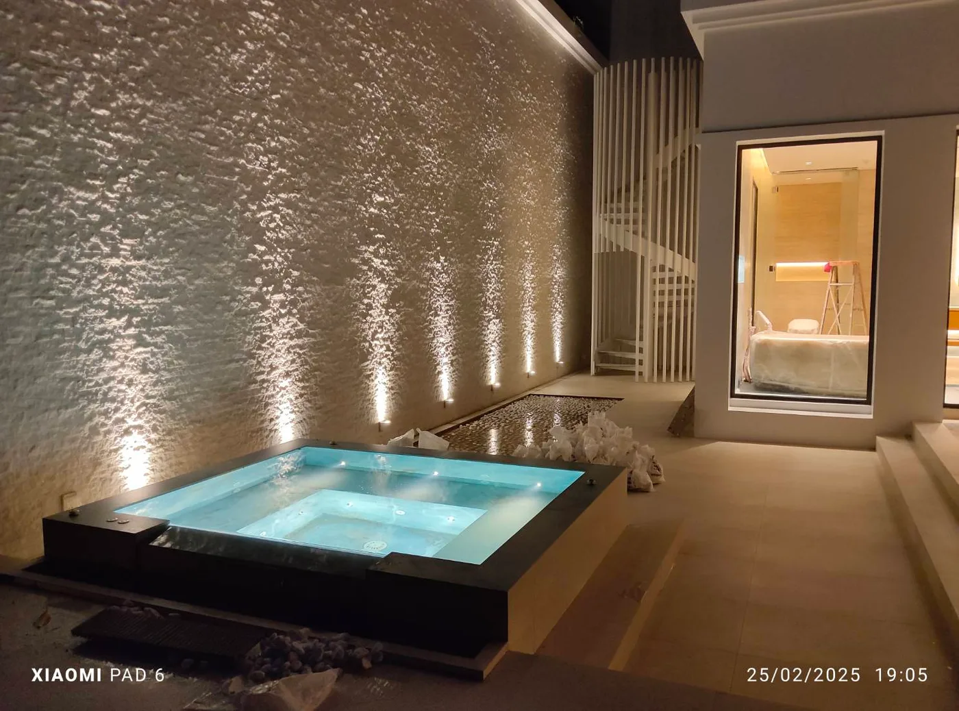 ห้องสปาและอ่างน้ำ พร้อมไฟส่องผนังหินอ่อน / Spa room and tub with marble wall grazing light