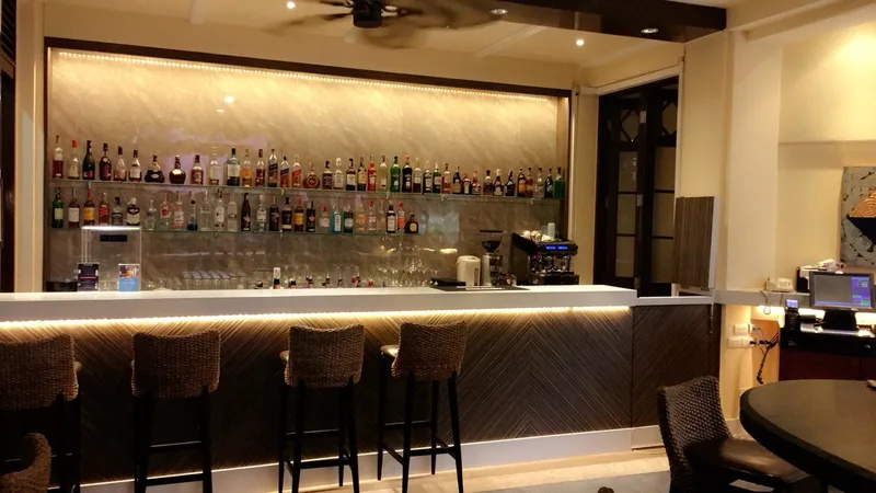 บาร์และเคาน์เตอร์เครื่องดื่มพร้อมไฟส่องเฉพาะจุด / Bar counter with accent lighting