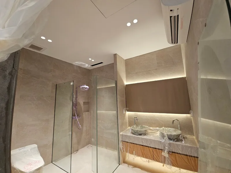 ห้องน้ำที่ออกแบบแสงซ่อนในฝ้าและผนัง / Bathroom with concealed cove and wall lighting