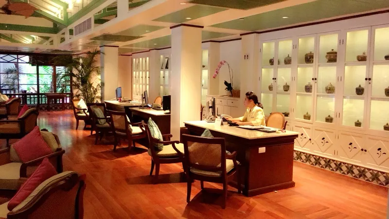 เคาน์เตอร์ต้อนรับพร้อมไฟส่องชั้นวาง / Reception counter with display shelf lighting