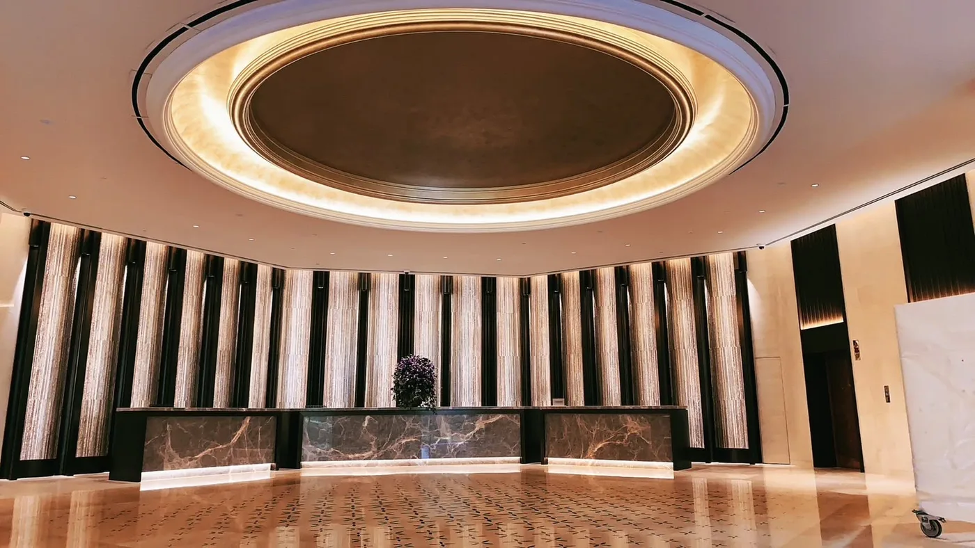 ห้องจัดเลี้ยงพร้อมฝ้าวงกลมและไฟซ่อน / Ballroom with circular ceiling and cove lighting